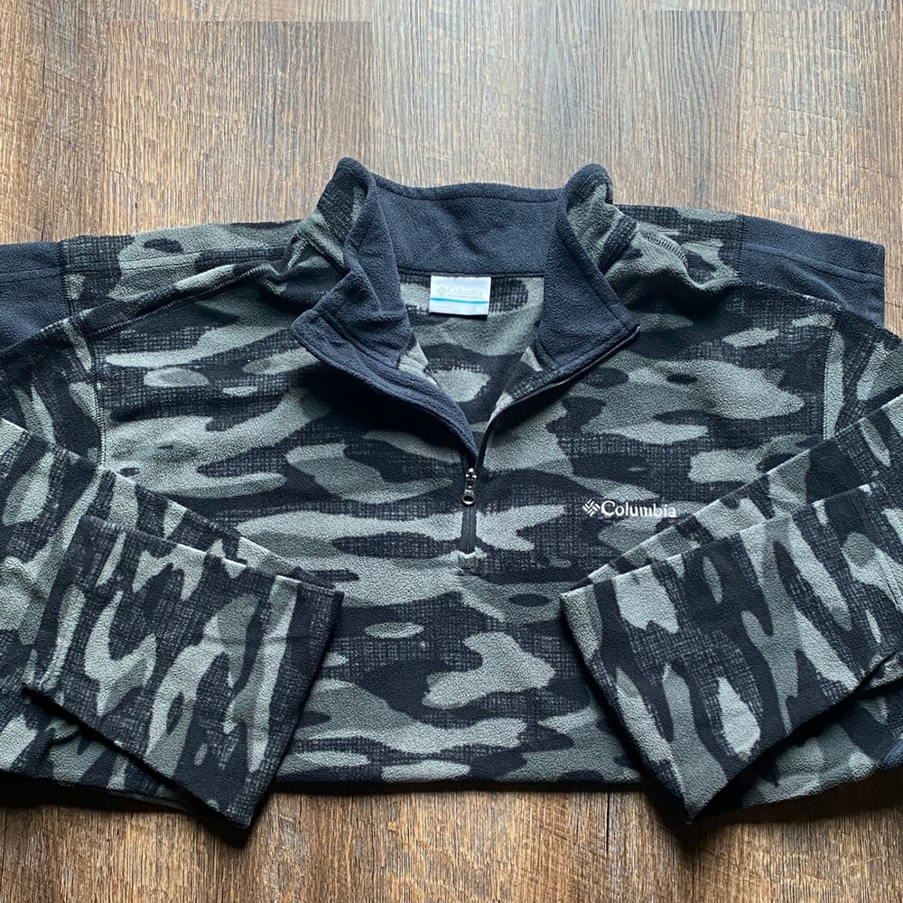 Columbia Black and Gray Camouflage Zip Up Sweater